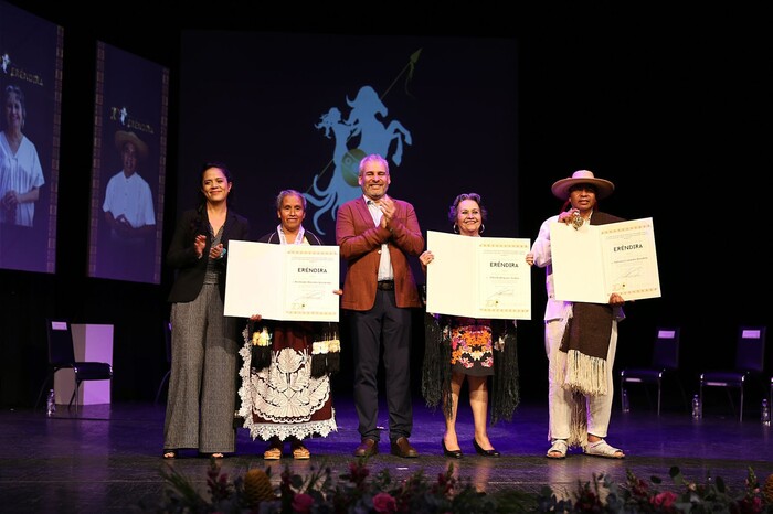 #Galería | Reconoce Michoacán sus raíces y tradiciones; entrega Bedolla Premio Estatal de las Artes Eréndira