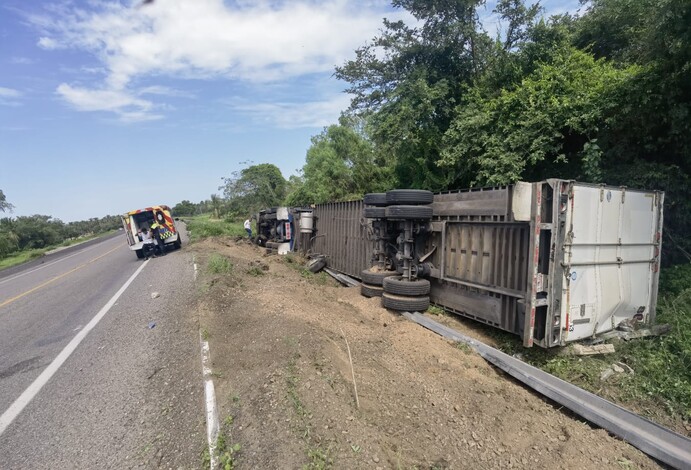 #Galería | Se registra volcadura de tráiler en la autopista Siglo XXI