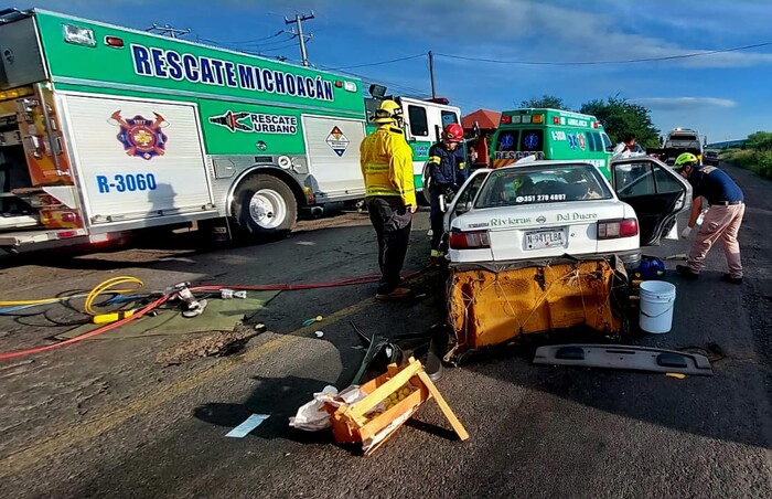 #Galería | Taxista muere y su pasajera resulta herida, tras choque por alcance en la Zamora – La Piedad