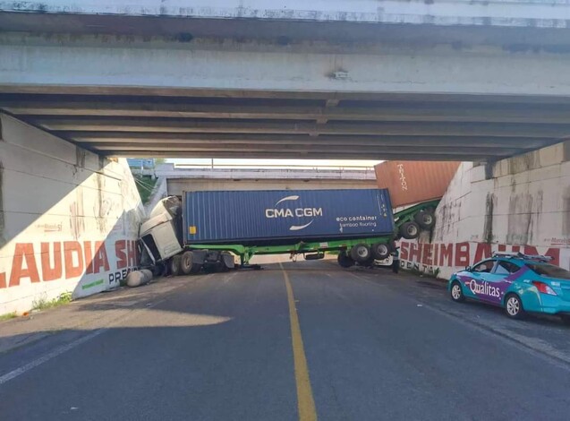 #Galería | Tráiler se precipita de un puente de la autopista de Occidente y bloquea el acceso a Huaniqueo