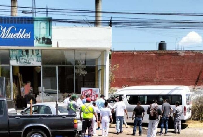 #Galería #Video / Fallece chofer de combi Ruta Gris 2 al chocar contra negocio mueblero en Morelia; hay 5 heridos