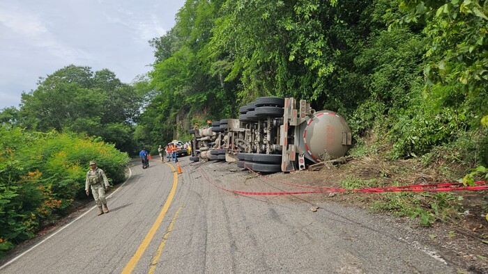 #Galería | Vuelca pipa con ácido nítrico en la carretera Costera