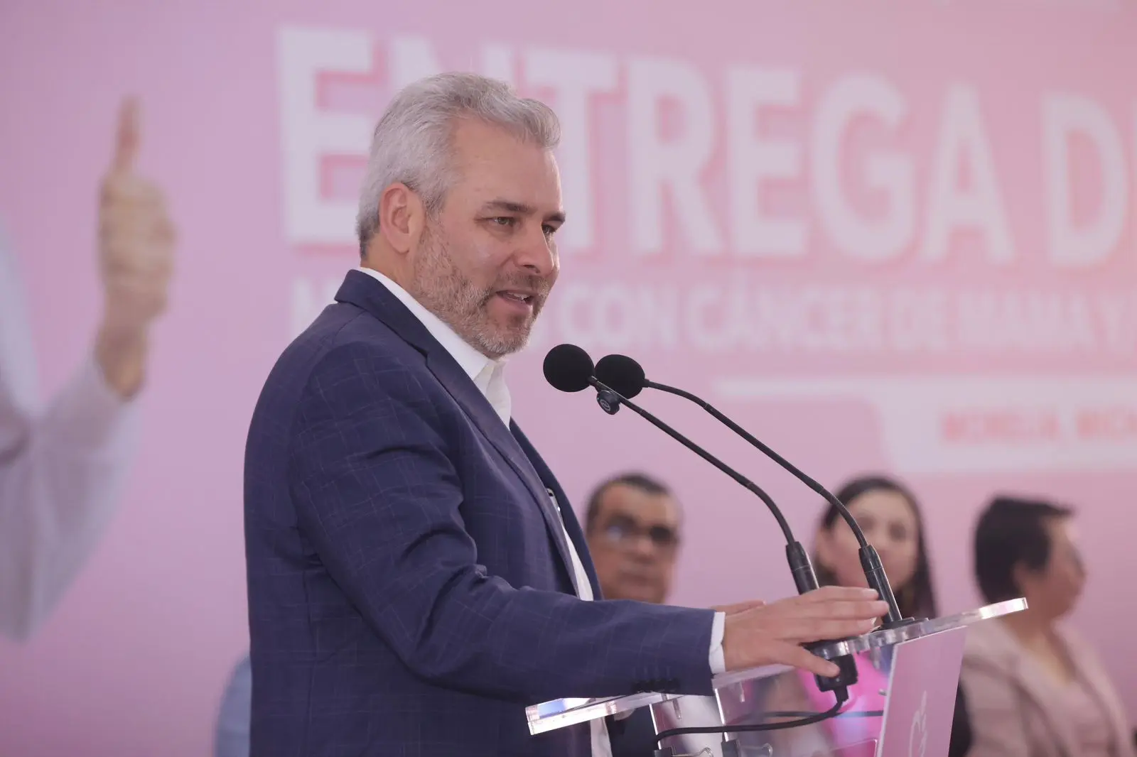 Garantizados tratamientos a mujeres con cáncer; Bedolla entrega mil 770 apoyos