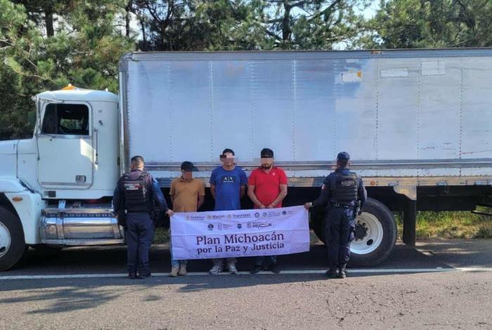 GC detiene a 3 uruapenses tras intento de asalto a camión aguacatero en la región de Pátzcuaro