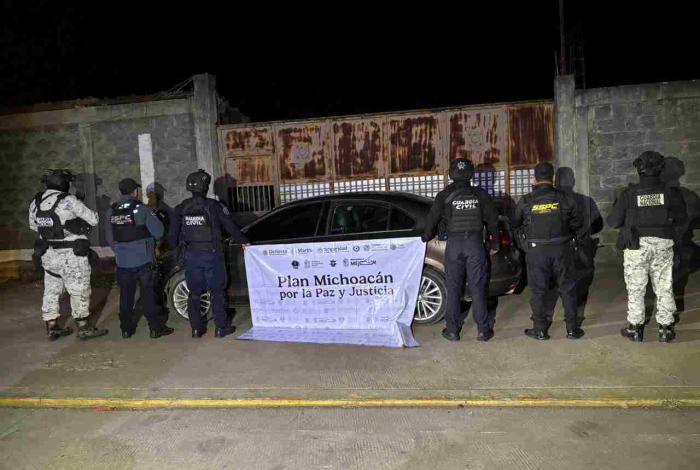 GC detiene a pareja en posesión de droga y un arma, en Uruapan