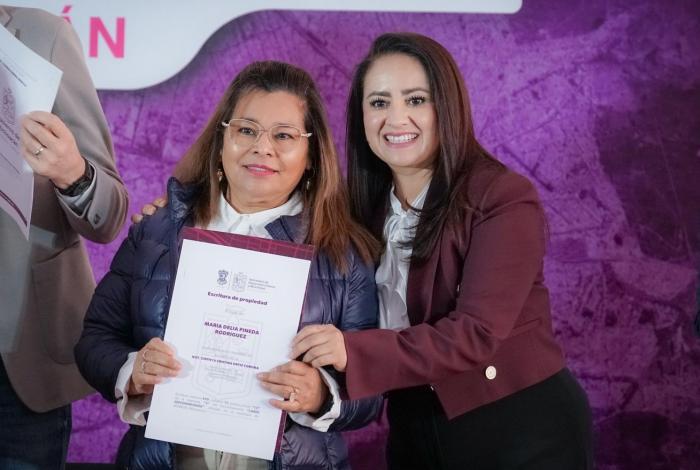 Gladyz Butanda entrega escrituras a 300 familias morelianas