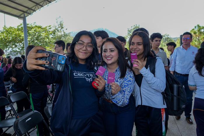 Gladyz Butanda entrega tarjetas del teleférico en Cecytem Uruapan