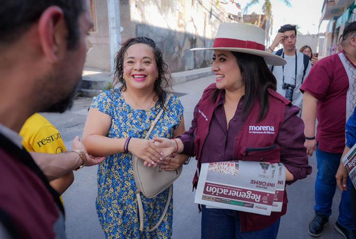 Gladyz Butanda recorre casa por casa en Puruándiro
