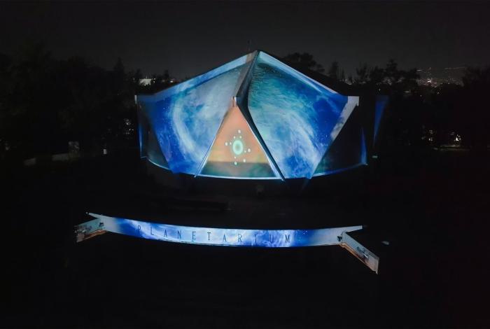 Gladyz Butanda supervisa pruebas para videomapping del Planetario de Morelia