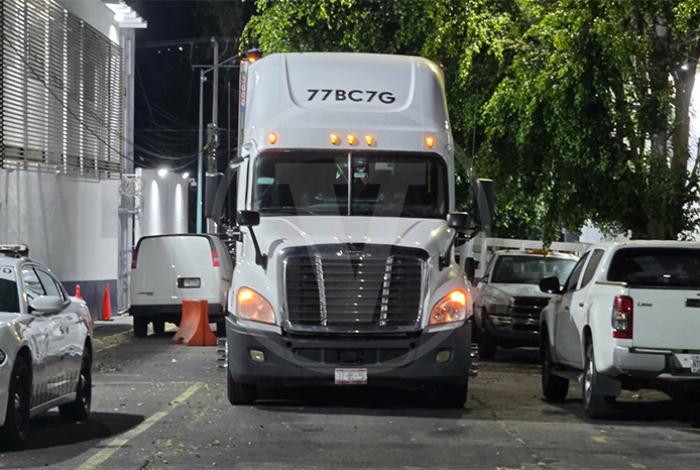 GN asegura tráiler cargado con presunta sustancia ilícita, a la altura de la caseta de Ecuandureo