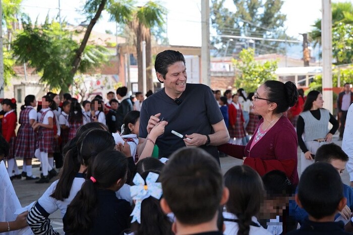 Gobierno de Alfonso Martínez construirá cancha de fútbol en escuela primaria