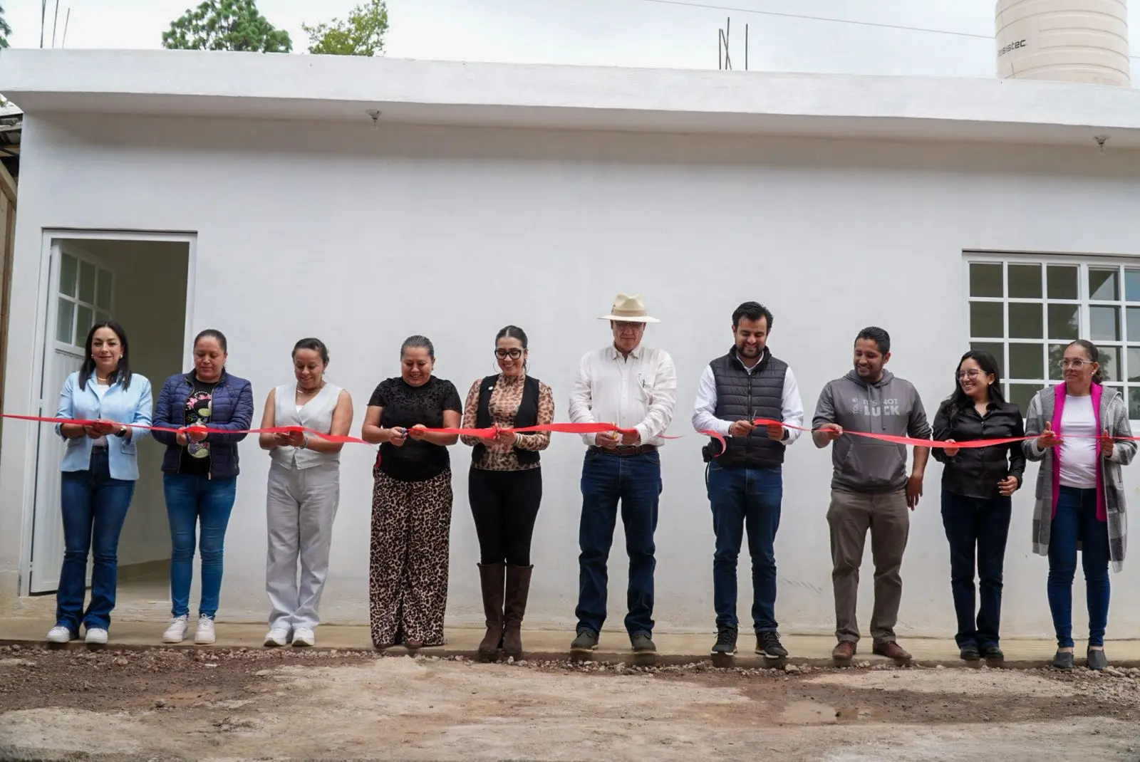 Gobierno de Ario construye desayunador escolar en telebachillerato del Tepamal; Yohana Mendoza inaugura dicha obra