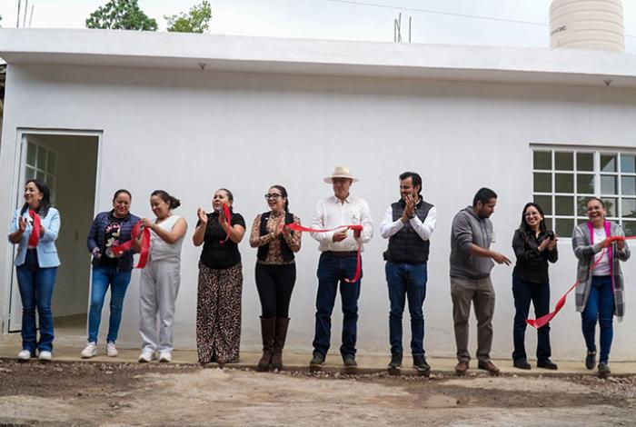 Gobierno de Ario construye desayunador escolar en telebachillerato del Tepamal; Yohana Mendoza inaugura dicha obra