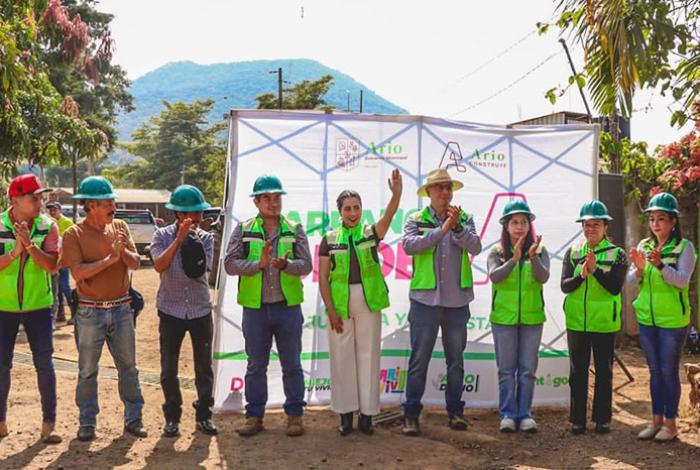 Gobierno de Ario inicia obra pública en Araparícuaro; Yohana Mendoza da banderazo