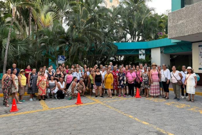 Gobierno de Charo brinda apoyo para que para que adultos mayores viajen a la playa