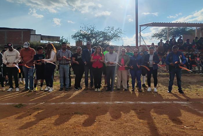 Gobierno de Charo fortalece espacios deportivos en tenencia de Irapeo con nuevas gradas metálicas