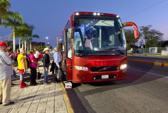 Gobierno de Lázaro Cárdenas acompaña a adultos mayores en trámites de visa dentro del programa Refami