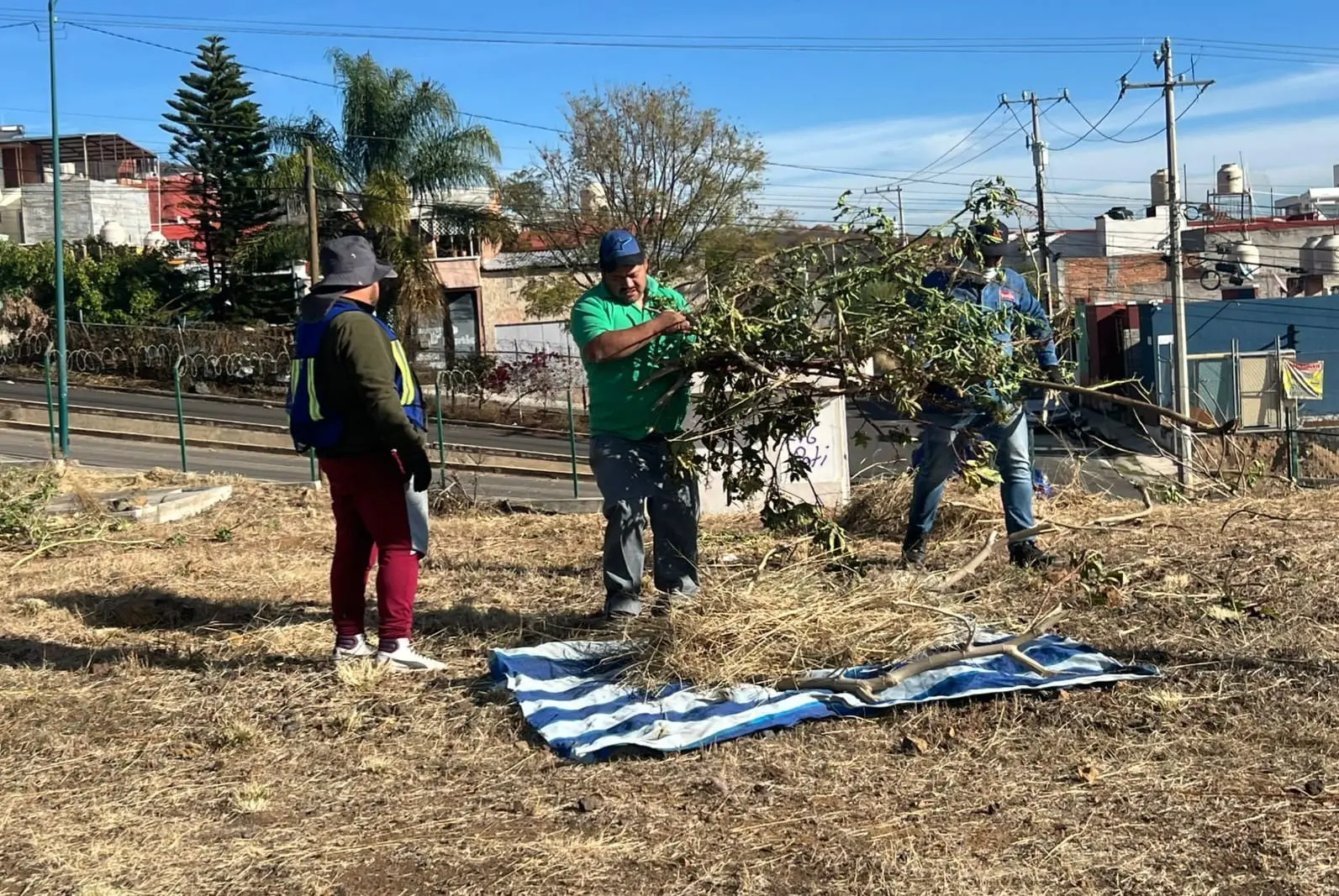 Gobierno de Morelia atiende área verde en Cumbres del Quinceo con jornada integral de mantenimiento