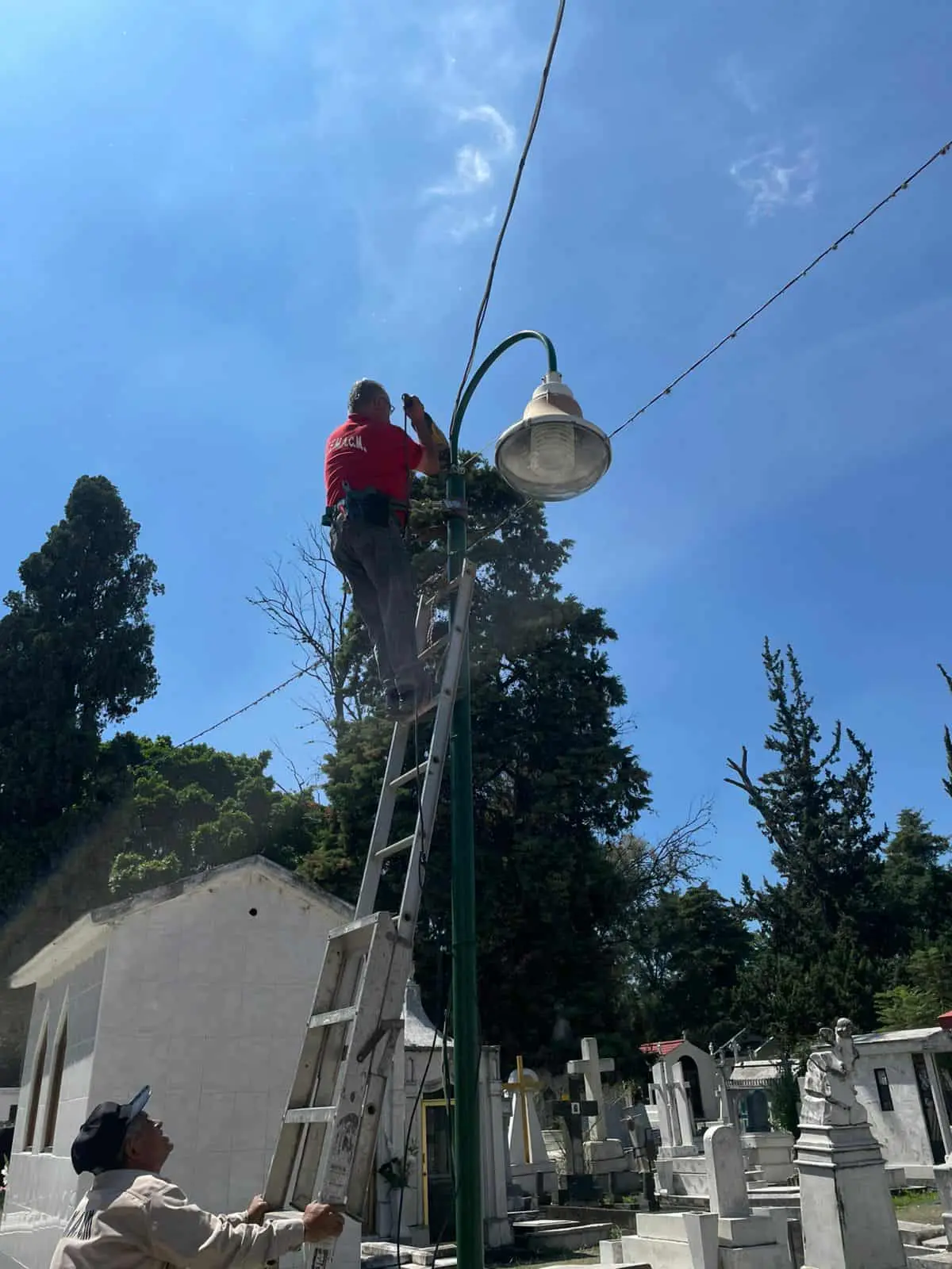 Gobierno de Morelia mejora iluminación en el Panteón Municipal