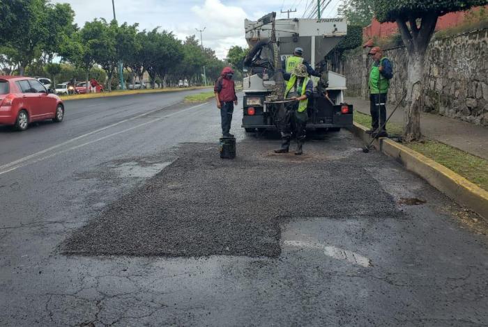 Gobierno de Morelia realiza bacheo en Calzada la Huerta