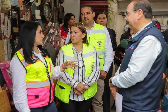 Gobierno de Quiroga con autoridades estatales recorren mercado para proyectar su mejora