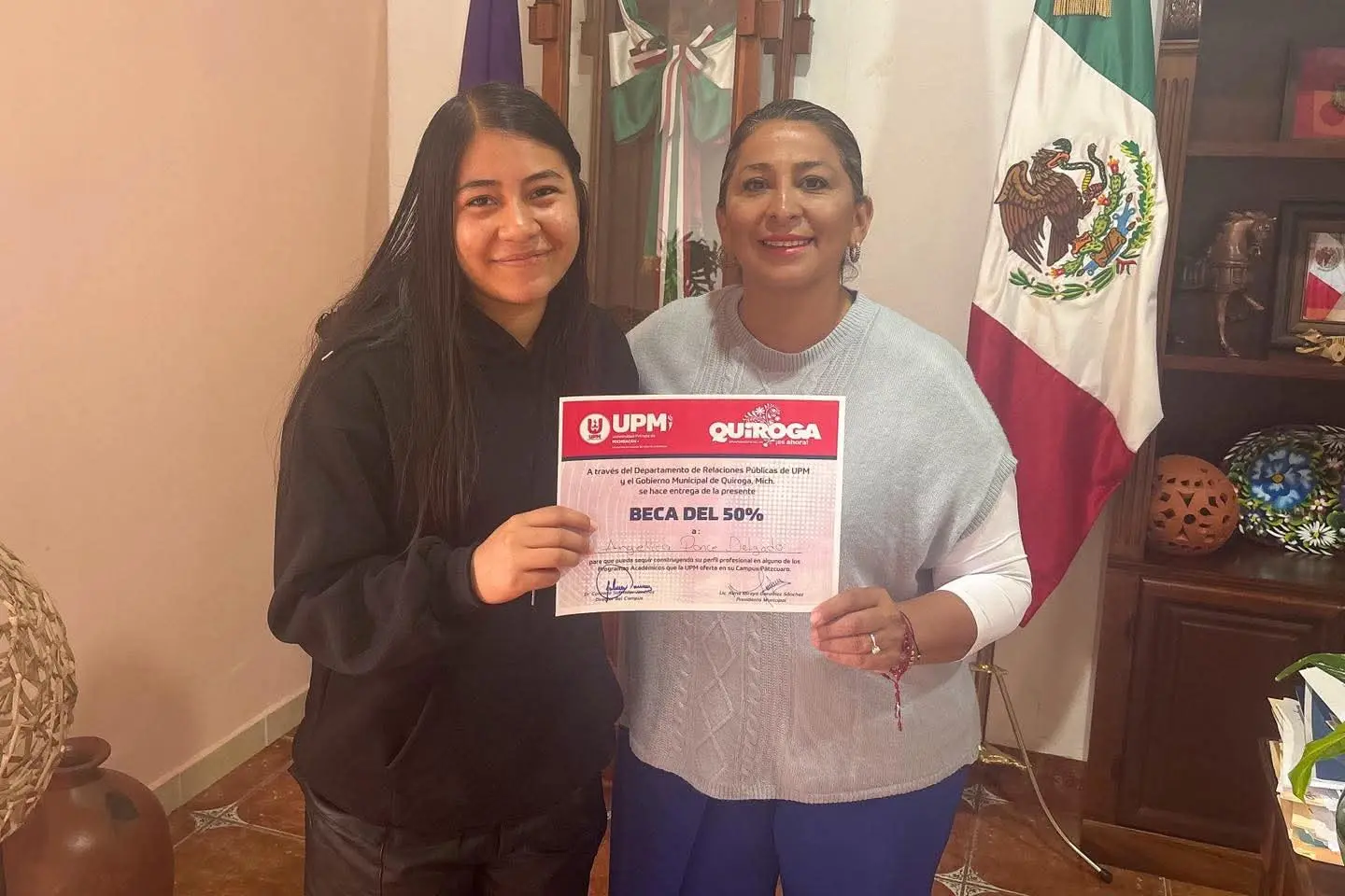 Gobierno de Quiroga entrega becas del 50% a jóvenes universitarios