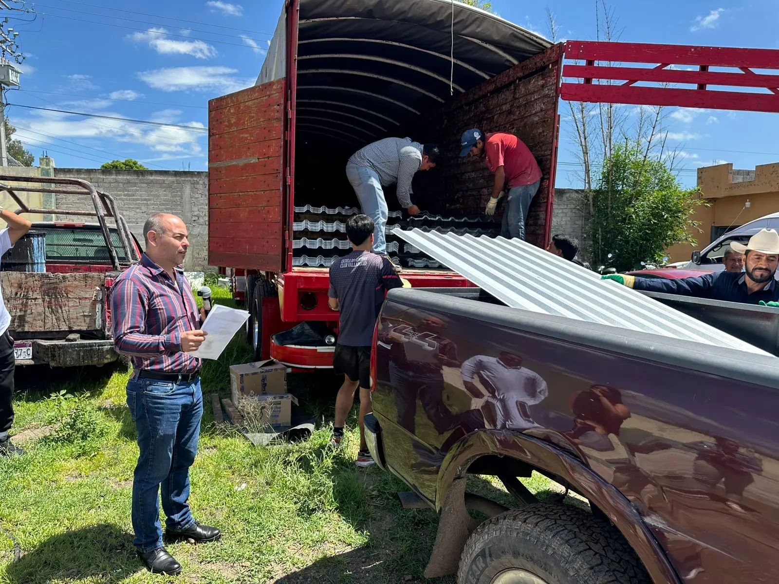 Gobierno de Tarímbaro entrega láminas metálicas a productores agrícolas