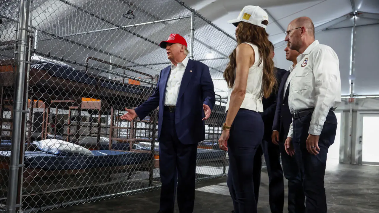 Gobierno de Trump inaugura “Alligator Alcatraz”, el centro de detención para inmigrantes en Florida