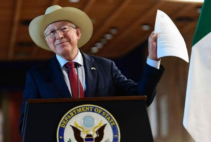 Gobierno y FGR lanzan caballería al exembajador Ken Salazar