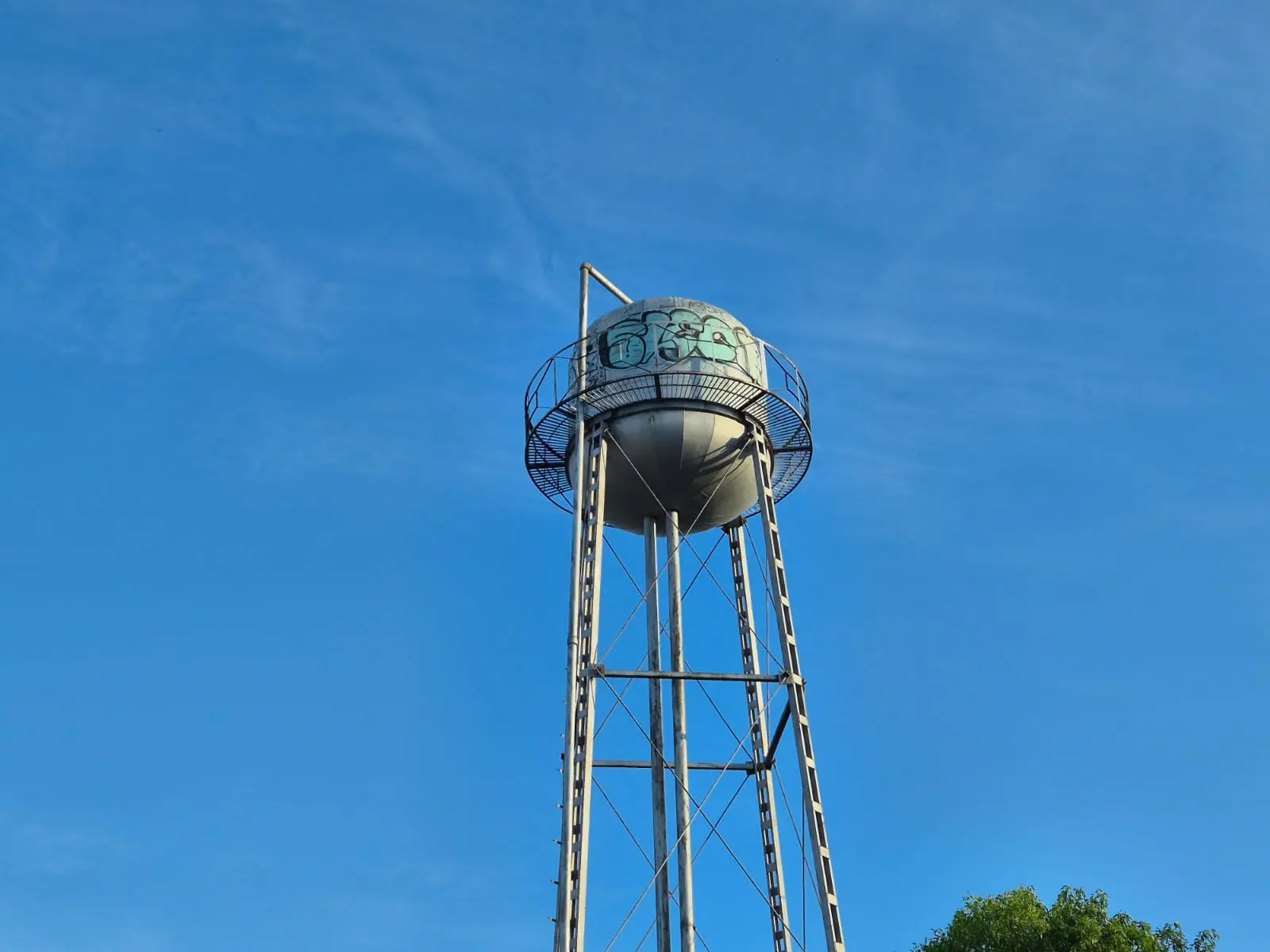 Graffitis en torres y lugares de gran altura evidencian prácticas de alto riesgo