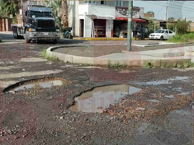 Gran cantidad de baches cerca del Parque Lineal de Av. Quinceo