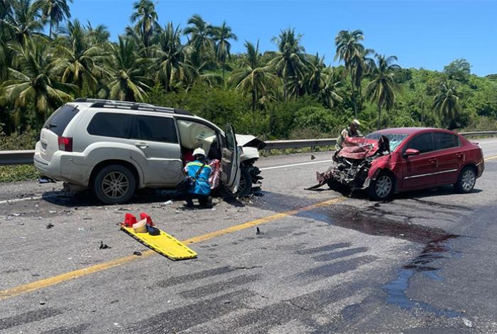 Grave choque frontal entre dos vehículos en la Siglo XXI: Un muerto y dos lesionados