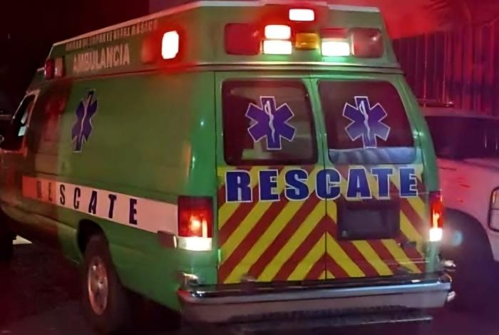 Grave motociclista tras ser impactado y arrollado por combi en Villa Magna, Morelia