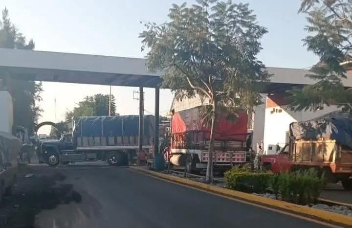 Gremio aguacatero realiza bloqueos carreteros en Uruapan