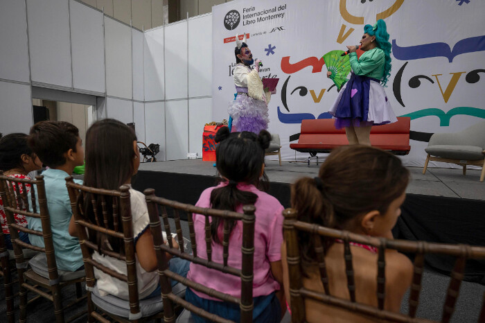 Grupo de “Drag Queens” vence polémicas y se presenta en Feria del Libro a contar cuentos infantiles 