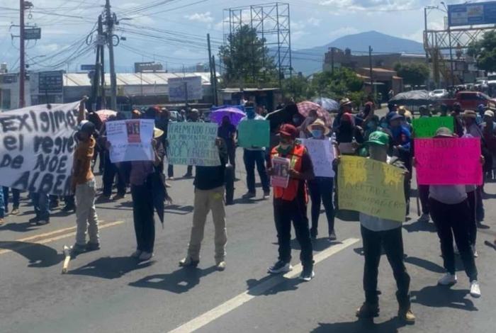 Grupo de personas bloquea la Av. Madero Poniente de Morelia para exigir el hallazgo de 2 hombres desaparecidos