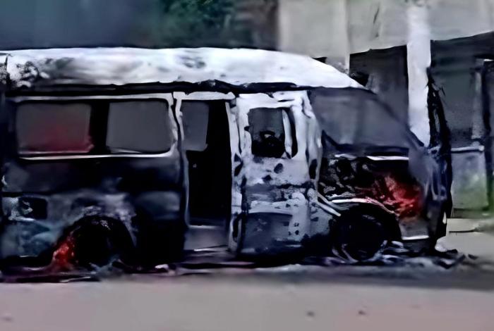 Grupos armados se enfrentan e incendian combi en Zitácuaro; hay 2 muertos