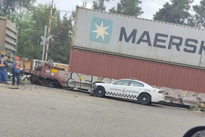 Guardia Civil intenta ganarle el paso al tren y es impactada en por el ferrocarril Pátzcuaro