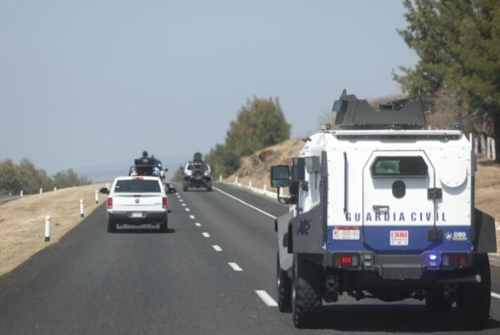 Guardia Civil libera bloqueos con apoyo de vehículos blindados