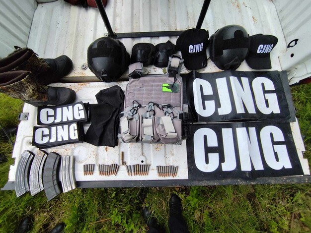 Guardia Civil Michoacán asegura vehículo y equipo táctico del CJNG en Ocampo