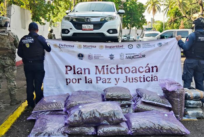Guardia Civil y Semar aseguran camioneta y 250 kilos de mariguana en la Siglo XXI; el conductor huyó