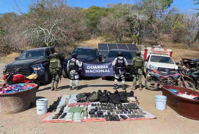 Guardia Nacional y Ejército Mexicano aseguran armamento y droga sintética en Michoacán