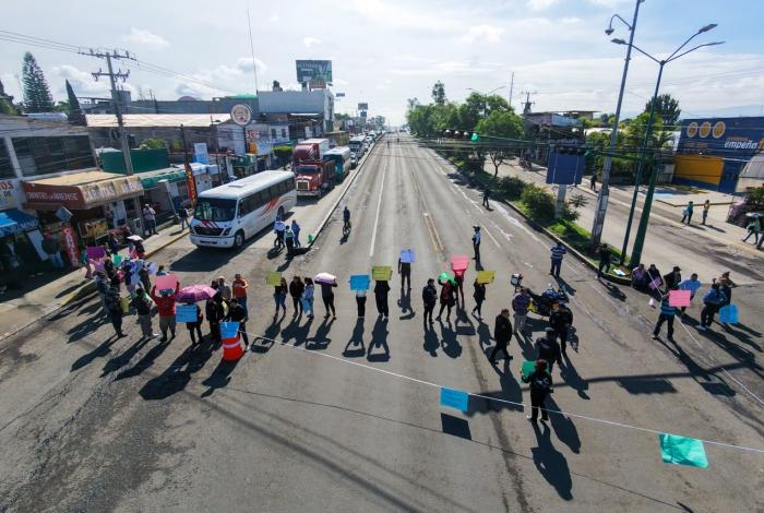Habitantes de Tiníjaro bloquean la Av. Madero Poniente, por encharcamientos de aguas negras