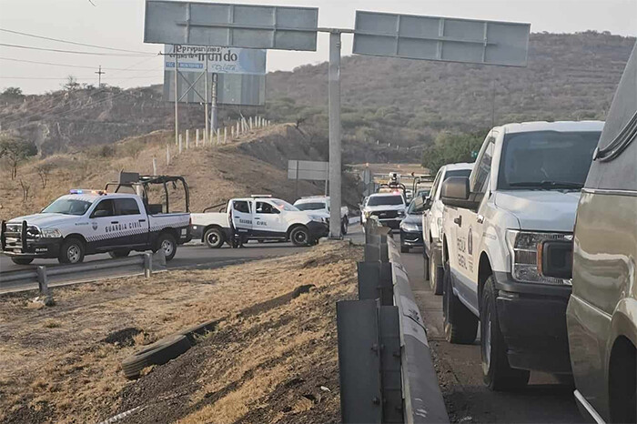 Hallan a hombre ejecutado, atado de pies y manos, a la orilla de la carretera Morelia-Salamanca