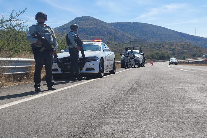 Hallan a hombre ejecutado a la orilla de la carretera Morelia-Salamanca