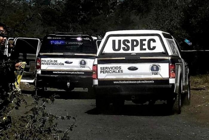 Hallan a hombre ejecutado y cubierto con una lona en la colonia Leandro Valle, en Apatzingán