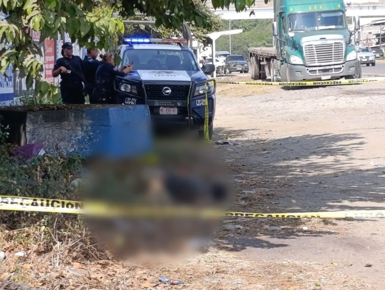 Hallan a hombre sin vida en carretera de Lázaro Cárdenas