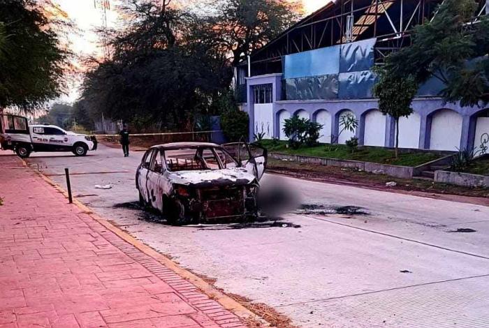 Hallan a persona calcinada junto a vehículo quemado en San Juan Benito Juárez, Cuitzeo