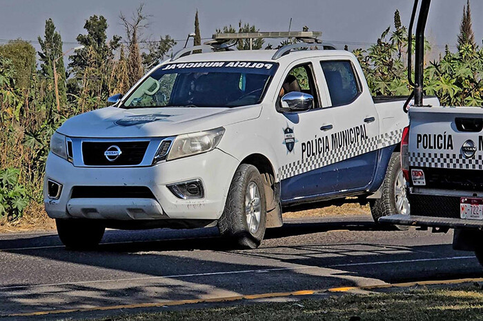 Hallan a tres jóvenes ejecutados y esposados en carretera de Cotija