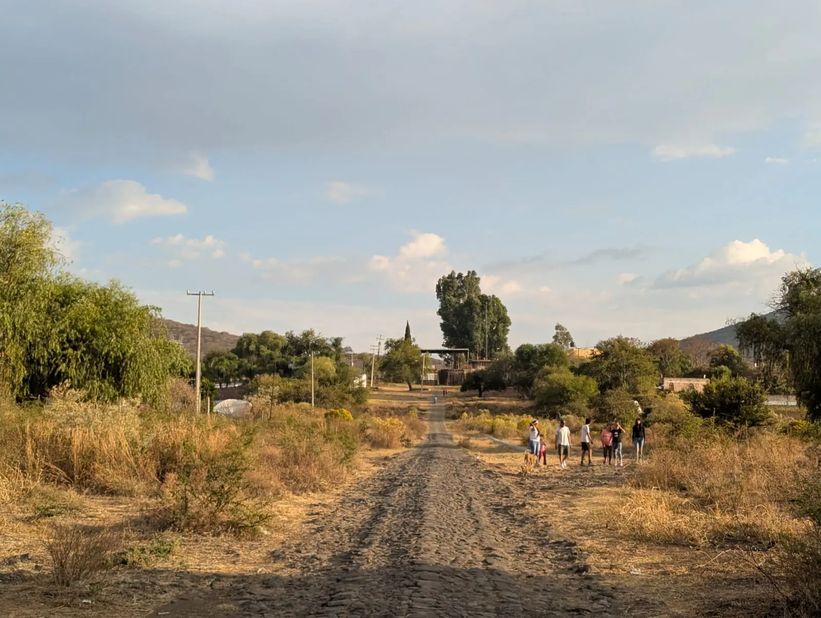 Hallan cadáver semienterrado en la presa “El Seis” en Jacona